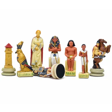 Pièces égyptiennes en résine, pharaon, faucon et personnages assis