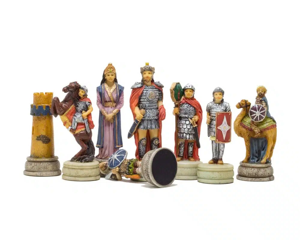 Jeu d'Echecs en Résine Romains VS Arabes et Échiquier en Similicuir avec Compartiment de Rangement & Jeu d'Échecs en Résine – Image 2