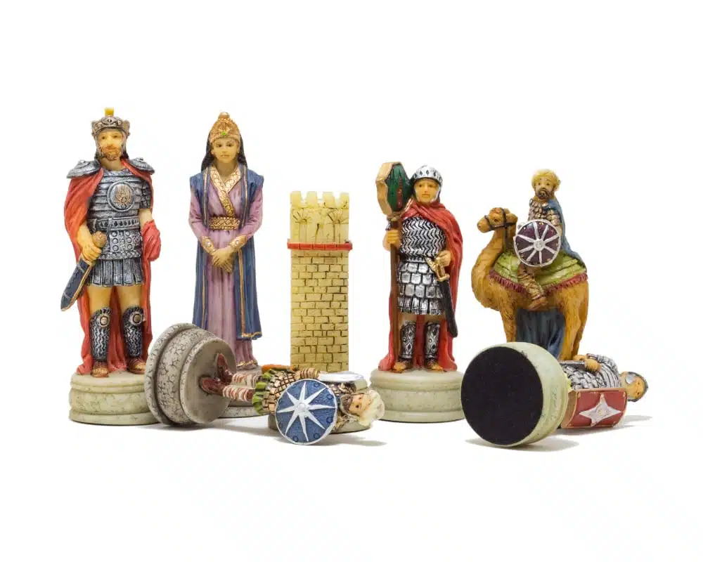 Jeu d'Echecs en Résine Romains VS Arabes et Échiquier en Similicuir avec Compartiment de Rangement & Jeu d'Échecs en Résine – Image 3