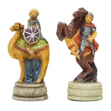 Jeu d'Echecs Guerres Arabo Byzantine en Résine et Échiquier en Similicuir Doré et Bleu – Image 6