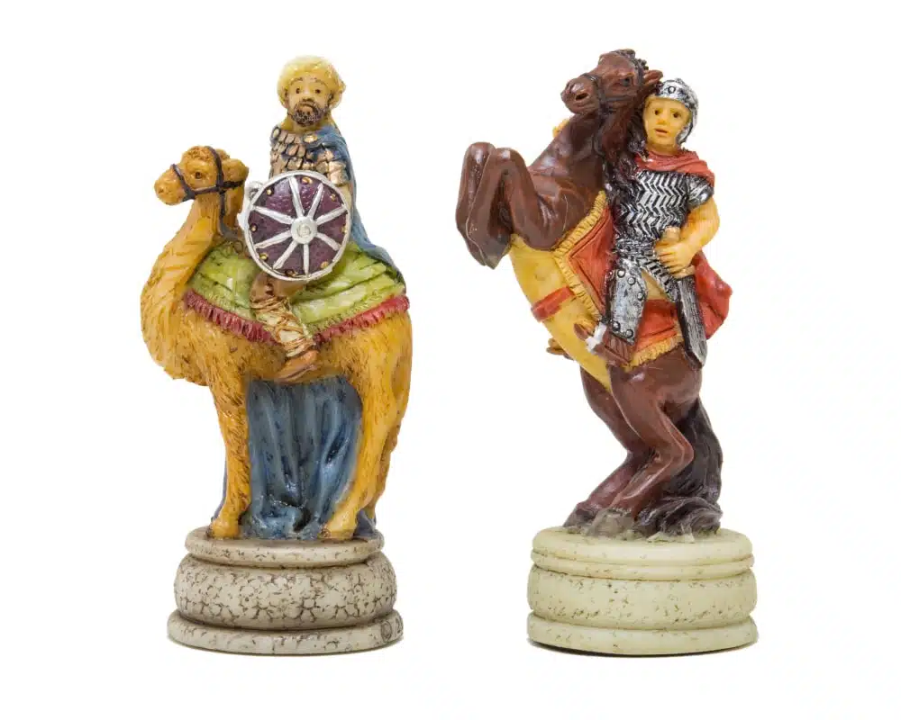 Jeu d'Echecs en Résine Romains VS Arabes et Échiquier en Similicuir avec Compartiment de Rangement & Jeu d'Échecs en Résine – Image 6