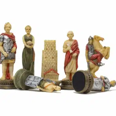 Pièces d'échecs Romains vs Gladiateurs debout et couchées autour de la tour