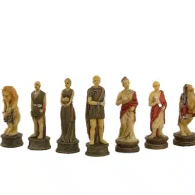 Rangée de pièces d'échecs Romains vs Gladiateurs : lion, fou, reine, roi, cavaliers