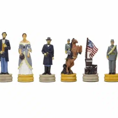 Six pièces d'échecs détaillées représentant soldats, civils et cavalier avec drapeau
