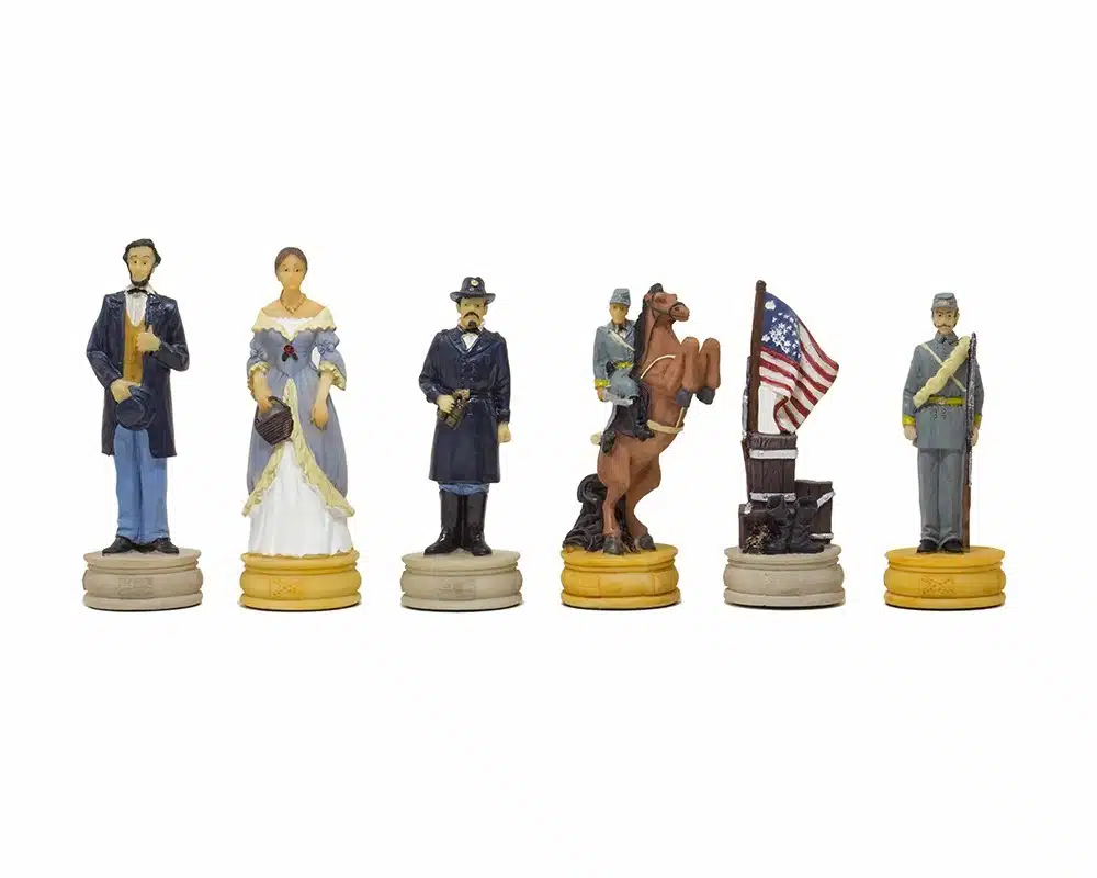 Six pièces d'échecs détaillées représentant soldats, civils et cavalier avec drapeau
