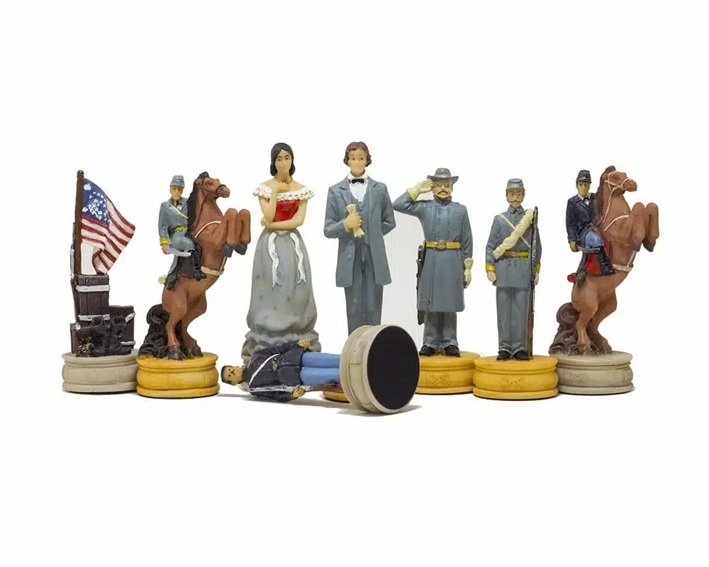 Pièces d'échecs alignées avec drapeau américain, cavaliers et personnages civils