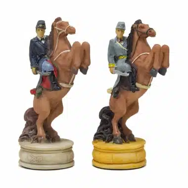 Deux cavaliers à cheval cabré, pièces d'échecs en résine aux couleurs opposées