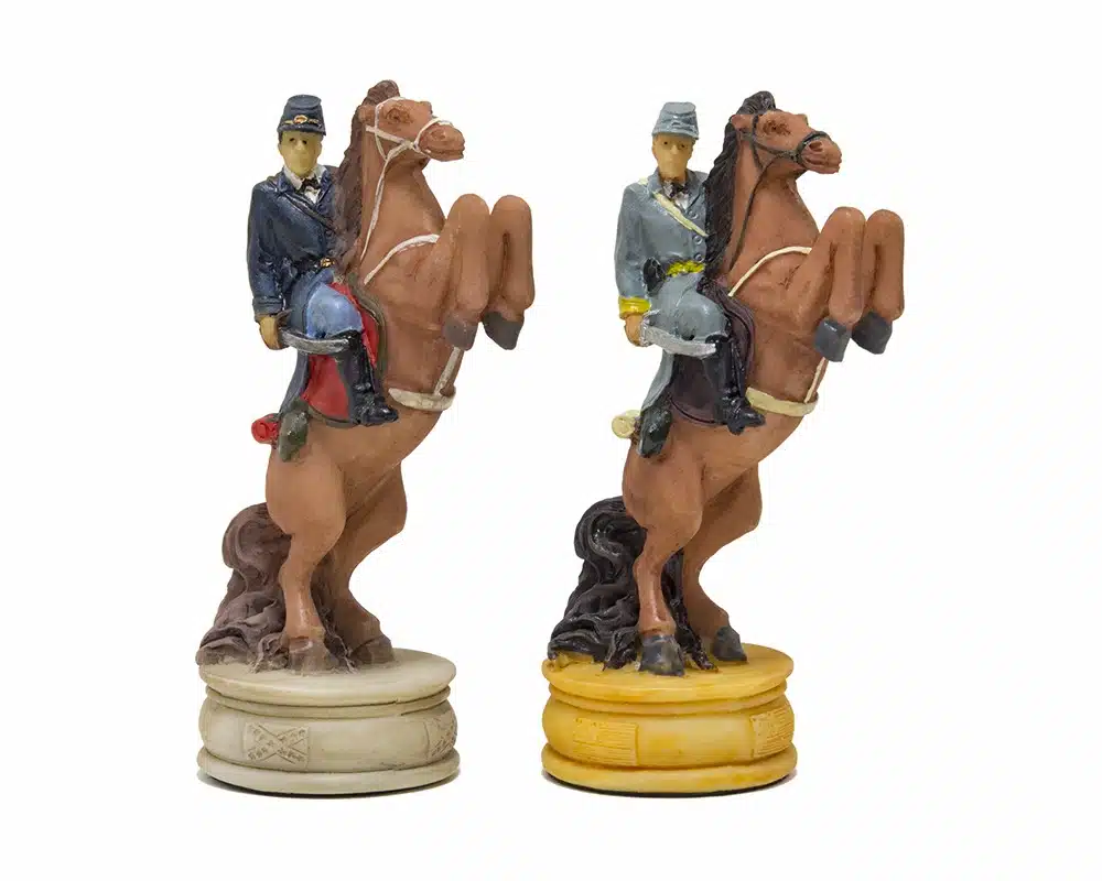 Deux cavaliers à cheval cabré, pièces d'échecs en résine aux couleurs opposées