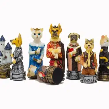 Alternative view of Jeu d'Echecs Chiens et Chats en Résine et Échiquier en Similicuir Bordeaux et Doré