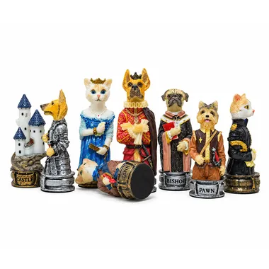 Pièces d'échecs chiens et chats en résine alignées, détail des figurines