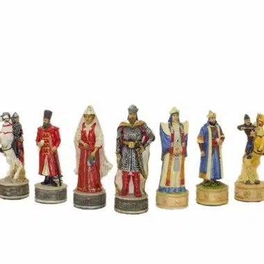 Sept pièces d'échecs peintes représentant guerriers, reines et cavalier en armure