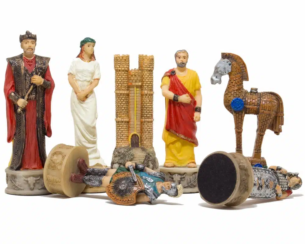 Jeu d'Echecs en Résine Mythologie Grecque : La Bataille de Troie et Échiquier en Similicuir Doré et Bleu – Image 3
