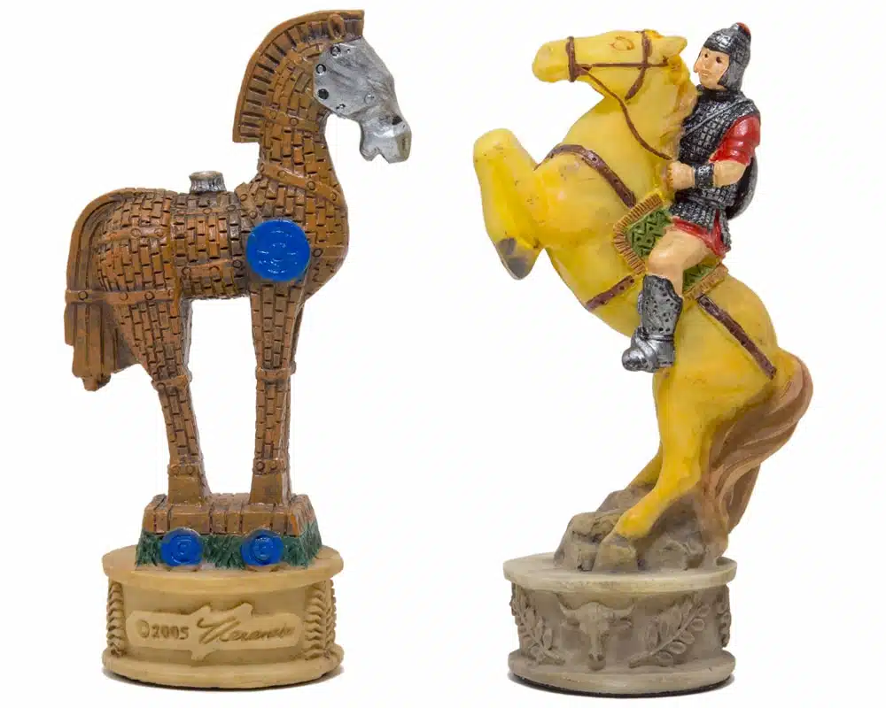 Jeu d'Echecs en Résine Mythologie Grecque : La Bataille de Troie et Échiquier en Similicuir Doré et Bleu – Image 5