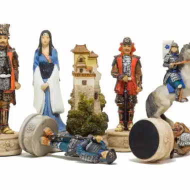 Alternative view of Jeu d'Echecs Samouraï en Résine Peint à la Main et Échiquier en Similicuir Doré et Bleu