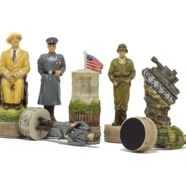 Détail des pièces d'échecs représentant Roosevelt, officiers et char d'assaut américain
