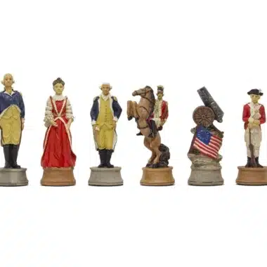 Six pièces d'échecs en résine représentant soldats, dame et cavalier