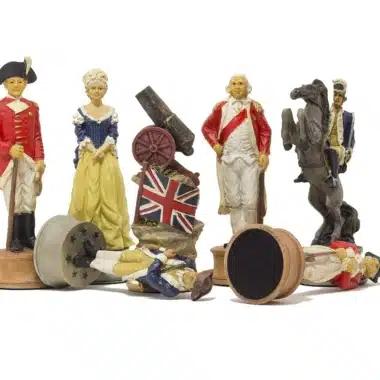 Pièces d'échecs alignées avec drapeau britannique et cheval cabré