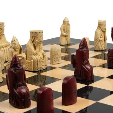 Alternative view of Grand Jeu d'Echecs Île de Lewis en Résine Rouge et Crème & Échiquier en Bois Laqué