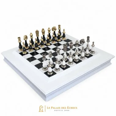 Ensemble complet d'échecs en bois et métal noir et blanc sur coffret laqué blanc