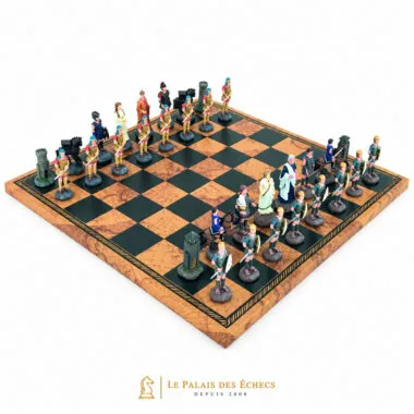 Jeu d'échecs Mythologie Grecque en étain posé sur l'échiquier en similicuir