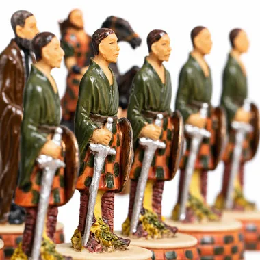 Pièces d'échecs en rang figurant des guerriers écossais en kilt armés d'épées