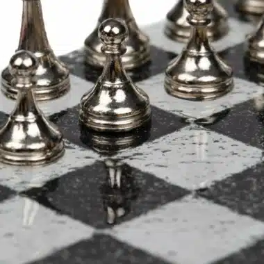 Petit Échiquier en Verre Blanc et Noir & Jeu d'Échecs en Métal Plaqué Or / Argent – Image 4