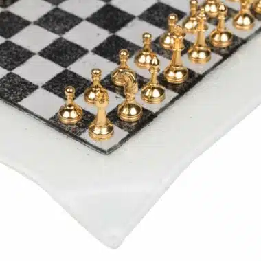 Petit Échiquier en Verre Blanc et Noir & Jeu d'Échecs en Métal Plaqué Or / Argent – Image 2