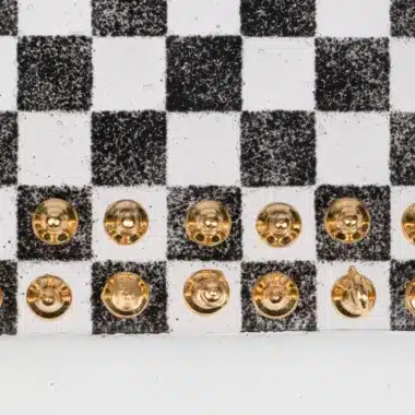 Petit Échiquier en Verre Blanc et Noir & Jeu d'Échecs en Métal Plaqué Or / Argent – Image 3