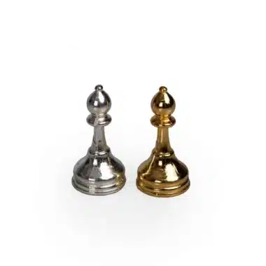 Petit Échiquier en Verre Blanc et Noir & Jeu d'Échecs en Métal Plaqué Or / Argent – Image 8