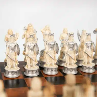 Pièces Persée argentées alignées sur l'échiquier, détail des figurines guerrières