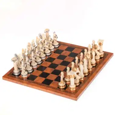 Jeu d'échecs Mythologie Grecque complet sur échiquier en similicuir brun