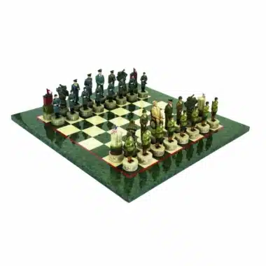 Ensemble complet Hitler vs Roosevelt sur échiquier en bois de bruyère vert et blanc