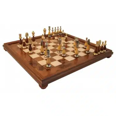 Jeu d'Echecs Grand Oriental - Échiquier en Bois de Bruyère et Bois d'Orme & Jeu d'Echecs en Laiton Massif et Bois