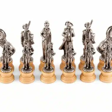 Pièces d'échecs Napoléon en métal argenté alignées sur base en bois clair