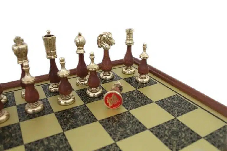 Jeu d'Echecs Arabesque - Échiquier effet Laiton avec Cadre en Bois & Jeu d'Échecs en Métal et Bois – Image 2