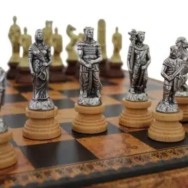 Alternative view of Jeu d'échecs Romains vs Barbare - Échiquier, Jeu de Dames et Backgammonen en Similicuir avec compartiment de rangement & Jeu d'Échecs en Métal et Bois