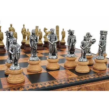 Pièces d'échecs Romains et Barbares en métal, détail sur l'échiquier