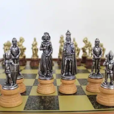 Alternative view of Jeu d'Echecs Mary Stuart - Échiquier sur Pied effet Laiton avec Cadre en Bois & Jeu d'Échecs en Métal et Bois