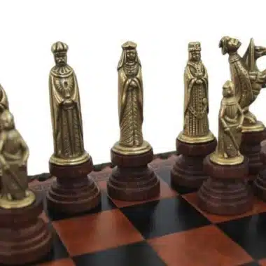 Alternative view of Jeu d'Echecs Médiéval - Échiquier Jeu de Dames & Backgammon en Similicuir Marron / Noir avec Compatiment de Rangement & Jeu d'Echecs en Métal