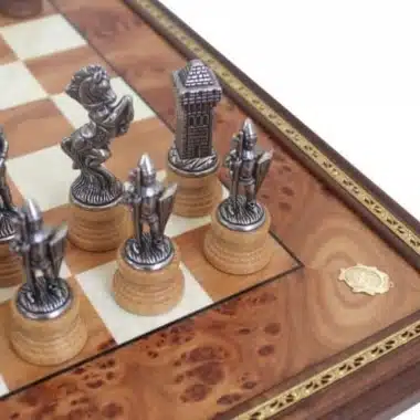 Alternative view of Jeu d'Echecs Mary Stuart - Échiquier sur Pied en Bois d'Orme et de Bruyère & Jeu d'Échecs en Métal et Bois
