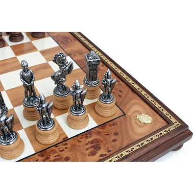 Pièces d'échecs Mary Stuart en métal, détail du cavalier et de la tour sur l'échiquier