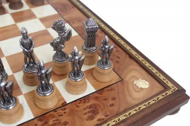 Jeu d'Echecs Mary Stuart - Échiquier sur Pied en Bois d'Orme et de Bruyère & Jeu d'Échecs en Métal et Bois – Image 2