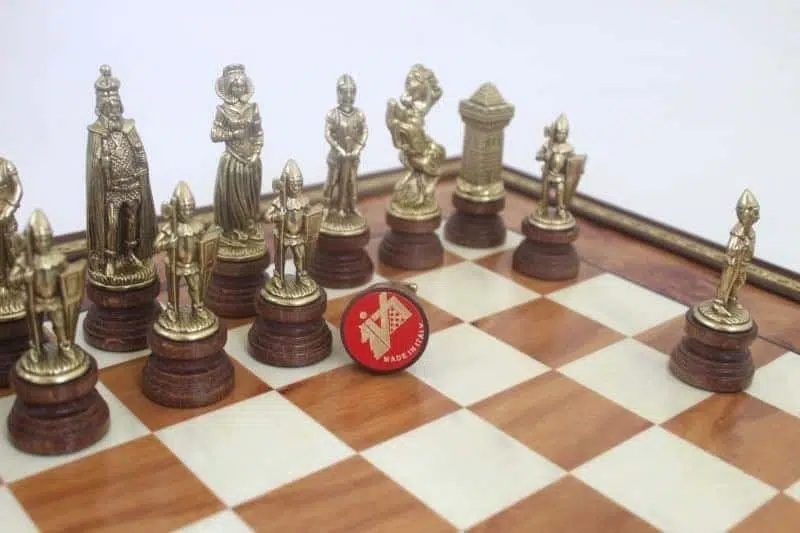 Jeu d'Echecs Mary Stuart - Échiquier sur Pied en Bois d'Orme et de Bruyère & Jeu d'Échecs en Métal et Bois – Image 4