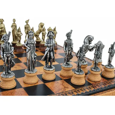 Pièces d'échecs Napoléon en métal argenté sur l'échiquier, détail des soldats