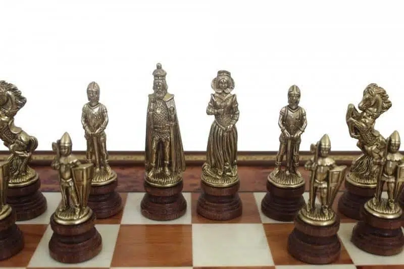 Jeu d'Echecs Mary Stuart - Échiquier sur Pied en Bois d'Orme et de Bruyère & Jeu d'Échecs en Métal et Bois – Image 3