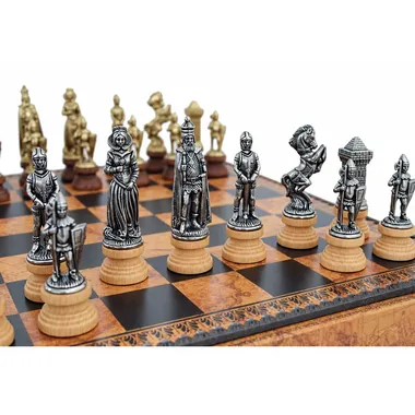 Pièces d'échecs Mary Stuart en métal doré et argenté sur l'échiquier