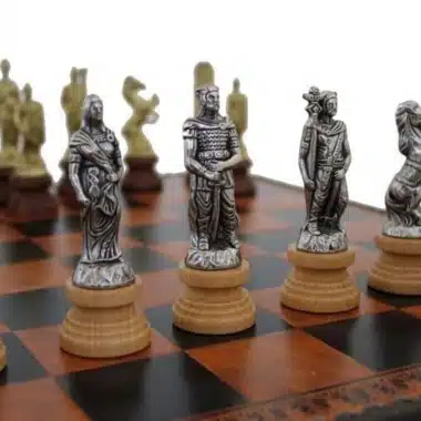 Alternative view of Jeu d'Echecs Romains vs Barbare - Échiquier, Jeu de Dames et Backgammon en Similicuir Marron / Noir avec compartiment de rangement & Jeu d'Échecs en Métal et Bois