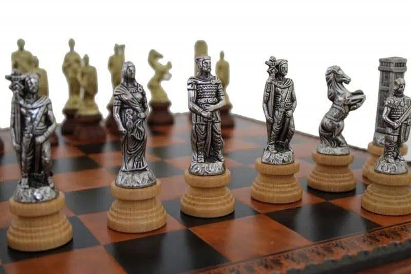 Jeu d'Echecs Romains vs Barbare - Échiquier, Jeu de Dames et Backgammon en Similicuir Marron / Noir avec compartiment de rangement & Jeu d'Échecs en Métal et Bois – Image 2