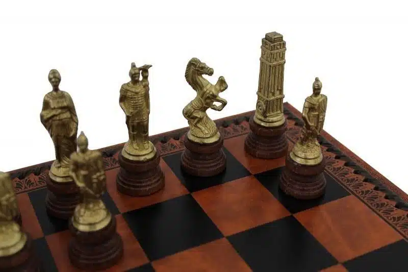 Jeu d'Echecs Romains vs Barbare - Échiquier, Jeu de Dames et Backgammon en Similicuir Marron / Noir avec compartiment de rangement & Jeu d'Échecs en Métal et Bois – Image 3
