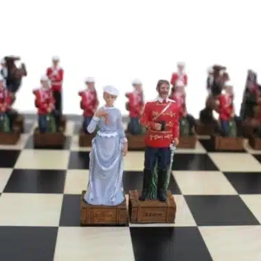 Alternative view of Jeu d'Echecs Britannique VS Zoulous - Échiquier en Bois & Jeu d'Échecs en Résine Peint à la Main